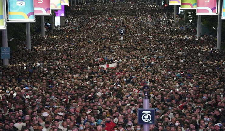 Ingleses festejan la clasificación a la final en la Plaza de Trafalgar (AP)