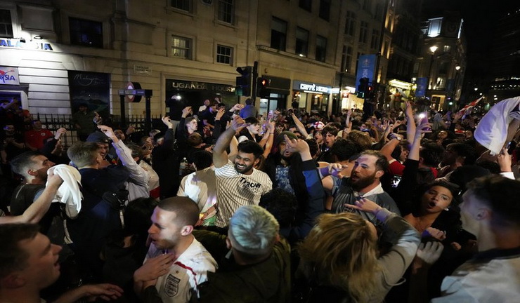 Las reuniones sociales se repetirán el domingo, cuando Inglaterra se enfrente a Italia en la final, y en caso de ganar el campeonato el descontrol en las calles sería aún mayor.
