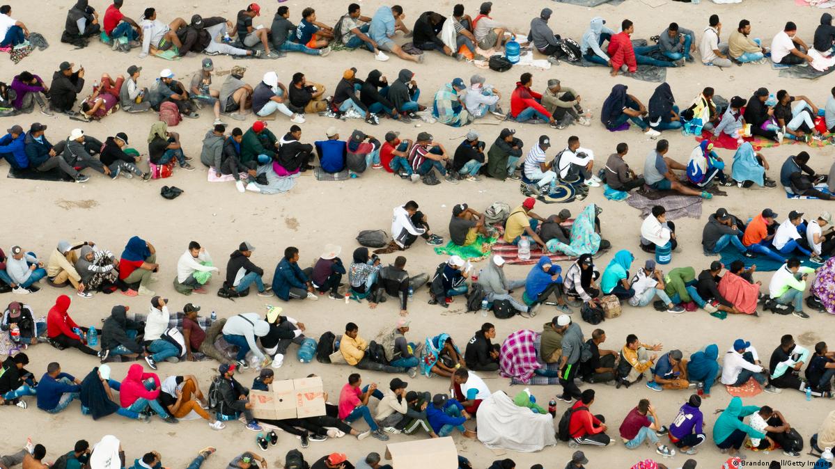 Imagen aérea de hileras de migrantes en El Paso, Texas, Estados Unidos. Las autoridades fronterizas registraron más de 142,000 migrantes que trataban de cruzar