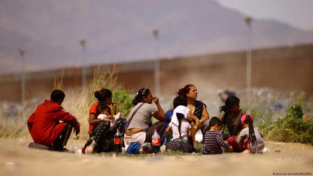 Un grupo de mujeres y menores frente a la frontera con Estados Unidos, en Ciudad Juárez, México. Los menores de 11 años constituyen el 91% de los niños y adolescentes que cruzan