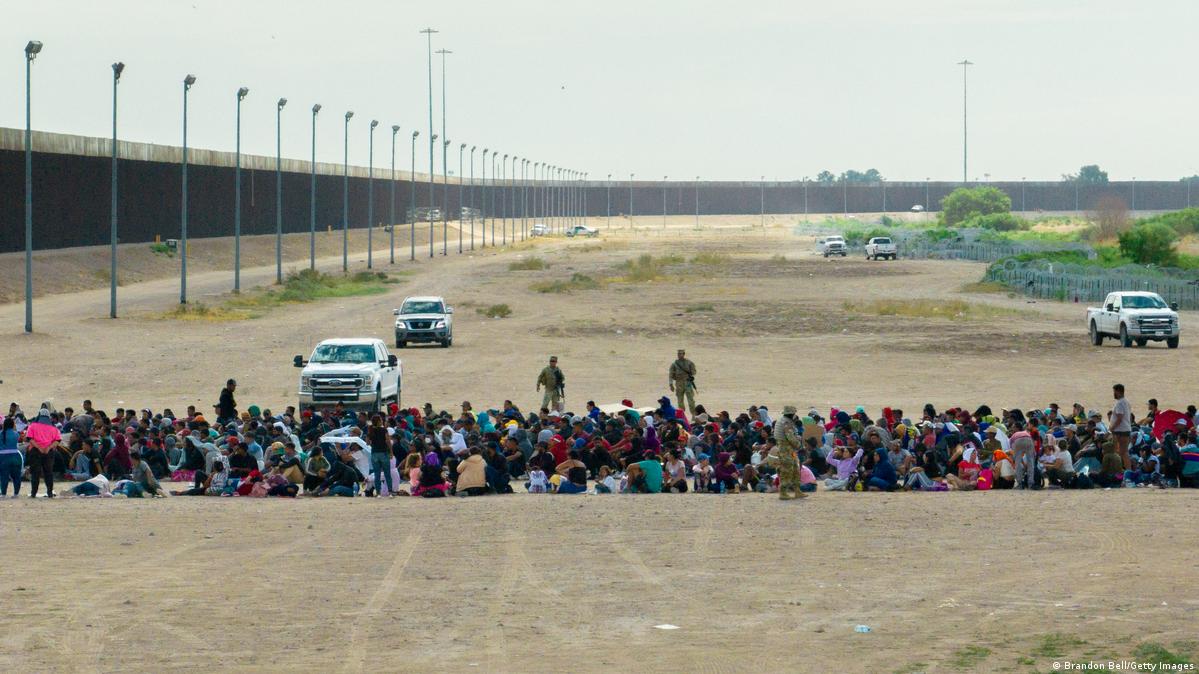 Migrantes agrupados en El Paso, Texas, en la frontera sur de Estados Unidos.