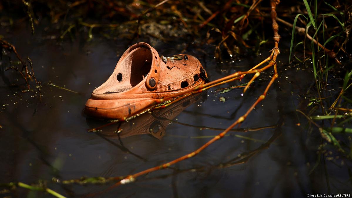 Un zapato en aguas del río Bravo, posiblemente perteneciente a un migrante. El Río Bravo, frontera natural entre México y Estados Unidos, con más de 3000 km de longitud.